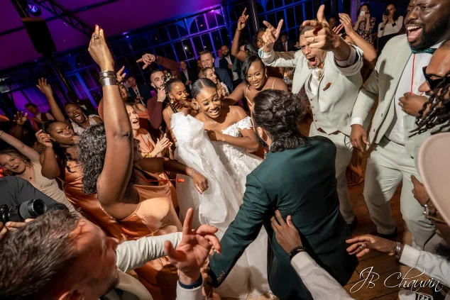 Les mariés entourés de leurs invités sur la piste de danse